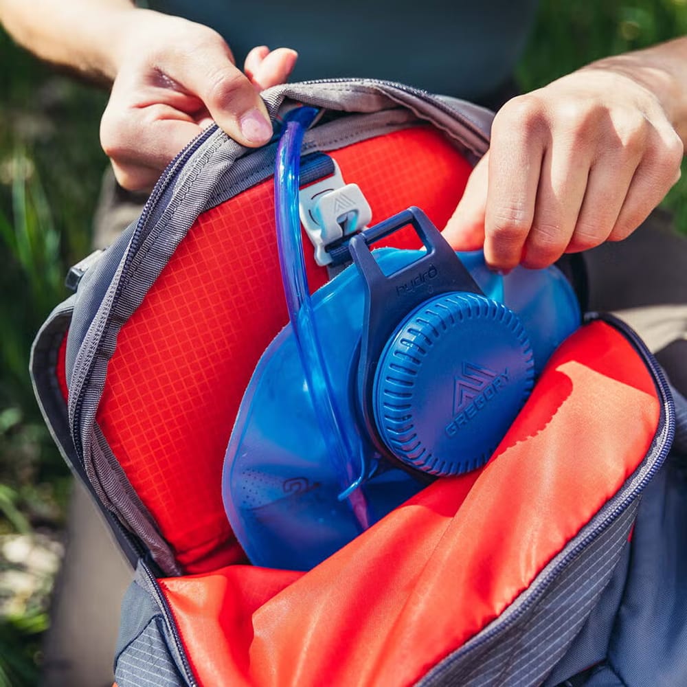 Hydration reservoir setup for a day hiking pack